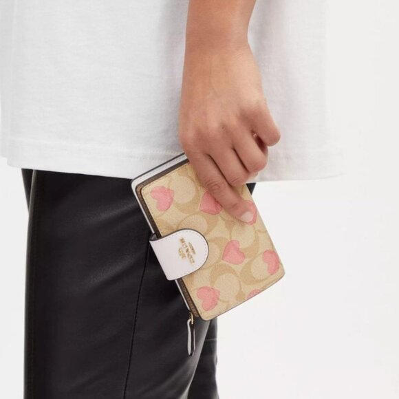 💕Coach Medium Corner Zip Wallet In Signature Canvas With Heart Print💕 - Picture 3 of 11